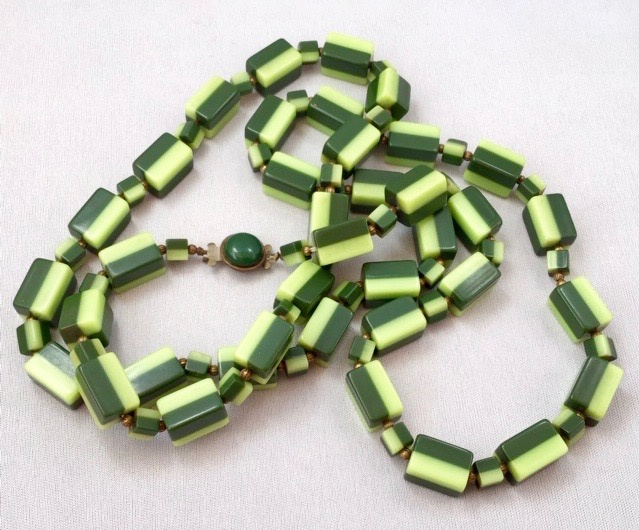 BN40 lime and evergreen lucite rectangle/cube necklace